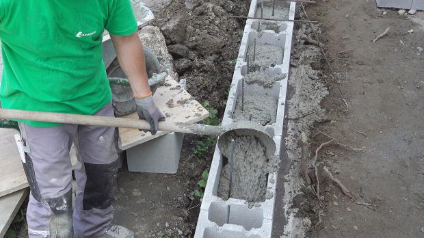 Anwendungsfall: Schalsteine mit Beton auffüllen