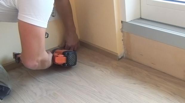 Sockelleisten fixieren