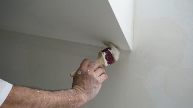 Ecken und Kanten werden mit einem Pinsel vorgestrichen