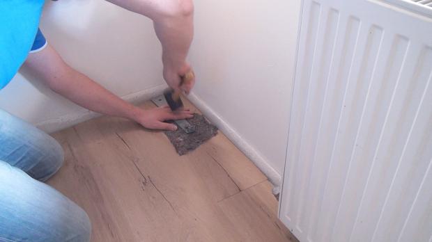 Schlussstück des Laminats mit Zugeisen einsetzen