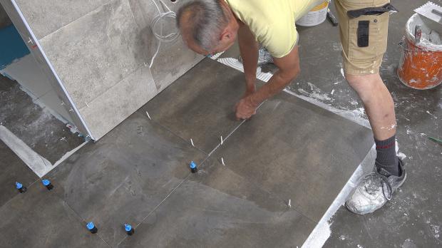 Großformatfliesen verlegen – Teil 2: Fliesen schneiden und einrichten