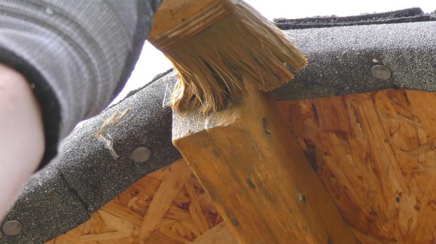 Gartenhaus neu streichen: Grundieren und Lasieren - Anleitung @ diybook.ch