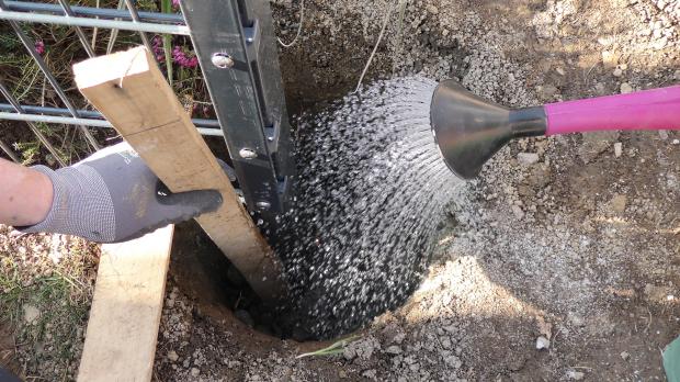 Zaunpfosten betonieren - vornässen