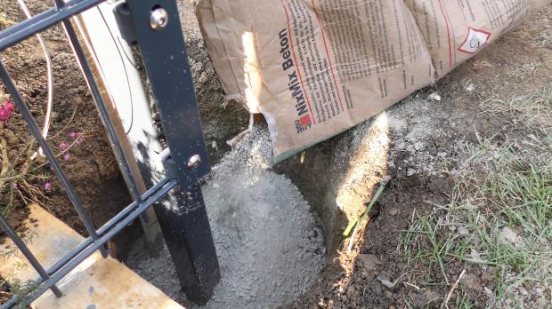 Fundament bis 10 cm unter die Rasenkante mit Beton auffüllen