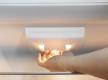Neue Kühlschranklampe eindrehen
