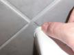 Verstreichen und Glätten der Silikonfuge mit dem Finger