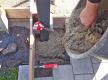 Fertigen Beton in Pfostenloch schütten