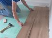 Bei Klick-Laminat Nachbarpaneele schräg ansetzen und einrasten