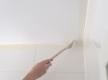 Ecken an der Decke abkleben und vorstreichen