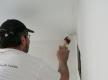 Ecken des Raumes und zur Decke hin mit dem Pinsel streichen