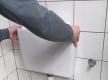 Spülkasten aufhängen