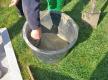 Restlichen Beton gut mit Wasser verrühren