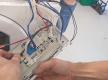 Stecker und Kabel mit der Rückseite der Elektronik verbinden