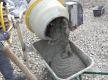 Fertigen Beton in Scheibtruhe gießen