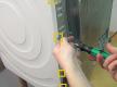 Rückseitige Schrauben der Seitenwand entfernen