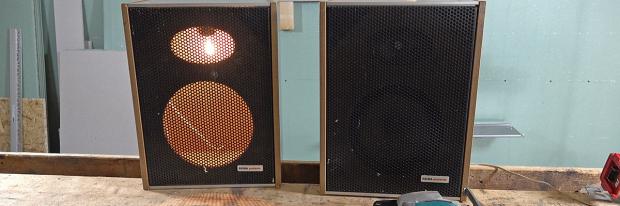 Alte Lautsprecherboxen zu Lampen umgewandelt