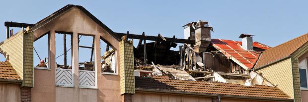 Ausgebranntes Dachgeschoss nach Wohnungsbrand