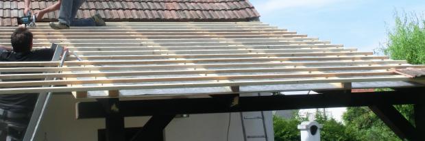 Dachlatten werden auf das benötigte Maß geschnitten