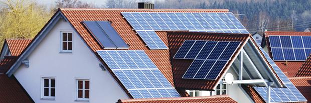 Die Ausrichtung und der Wirkungsgrad von Photovoltaik-Anlagen - Haus mit PV-Modulen an mehreren Dachflächen - Header