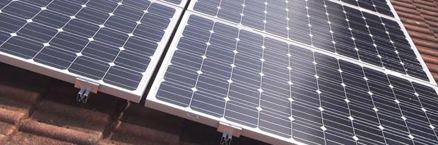 Solarpaneele auf einem Dach