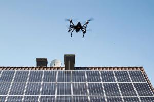 Luftaufklärung: Solarzellen prüfen per Drohne
