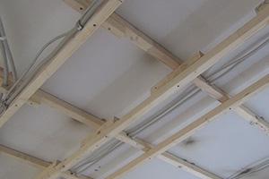 Decke abhängen - Holzkonstruktion herstellen